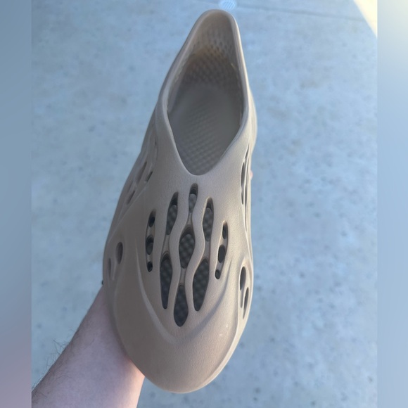 Yeezy Foam Runner ‘Clay Stone’ - Picture 11 of 13